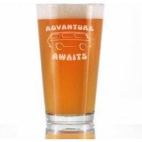 Advanture Awaits - Lustiges Pint-Glas, 16 Unzen, Geätzte Sprüche, Camper & Van Life Geschenke Für Abenteuerlustige Frauen Und Männer von BevveeCo