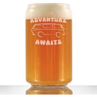 Advanture Awaits - Niedliches Lustiges Bierdosen Pint Glas, Geätzte Sprüche, Camper & Van Life Geschenke Für Abenteuerlustige Frauen Und Männer von BevveeCo