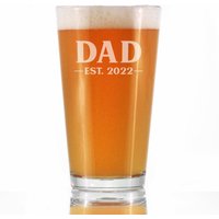 Dad Est. 2022 - Bold 16 Oz Pint Glas Für Bier Vatertagsgeschenke Männer, Baby Reveal Geschenk Papa von BevveeCo