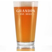 Opa Est. 2022 - Bold Pint Glas 16 Oz, Geätzte Sprüche, Vatertagsgeschenke, Lustiges Baby Offenbaren Geschenk Für Großeltern von BevveeCo