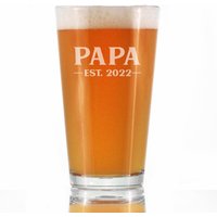 Papa Est. 2022 - Kühnes Pint-Glas 16 Unzen, Geätzte Sprüche, Vatertagsgeschenke, Lustiges Baby Offenbaren Geschenk Für Großeltern, Die Im Jahr von BevveeCo