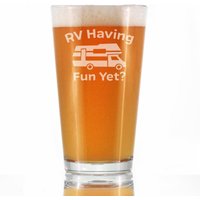 Rv Having Fun Yet - Süßes Lustiges Pint Glas, 16 Oz, Geätzte Sprüche, Camper Accessoires & Geschenke Für Frauen Und Männer von BevveeCo