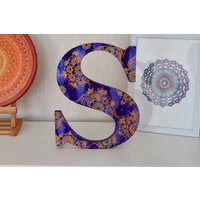 Henna-Inspirierter Buchstabe Aus Holz | Handbemaltes Geschenk Personalisierter Wand Home Dekor Weihnachtsgeschenk Bemalter Freistehende von MyCreativeMeditation