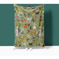Fairycore Decke, Vintage Waldfeen, Schmetterlinge Und Pilze, Salbeigrüne Geschenk Für Tochter, Boho Decke von BeyondVintageShopCo