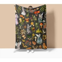 Fairycore Decke, Vintage Waldfeen, Schmetterlinge & Pilze, Dark Decor, Geschenk Für Tochter, Boho Decke von BeyondVintageShopCo
