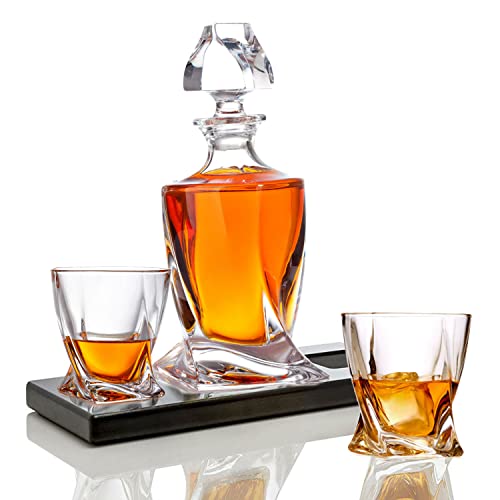 Bezrat Whiskeygläser und Likör-Dekanter-Set,(2) Kristall-Bourbon-Gläser mit passendem Whiskey-Dekanter auf schönem Holztablett, quadratischen, gedrehten Boden für einfache Handhabung von Bezrat