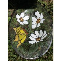 Signierte Emmy Salzman Dekorative Glasschale, Tablett, Glas-Emaille-Schale, Schmetterlings-Gänseblümchen von BfourByElizabeth