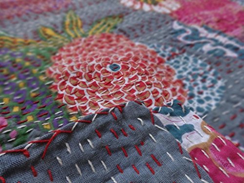 Indian Kantha Vintage Baumwolle Steppdecke, reversibel Kantha Quilt, Fruit, Patch Work Teppich, Ralli Überwurf Gudari, tropischen Kantha Tagesdecke, indischen Sari Handarbeit Quilt, 228,6 x 274,3 cm. Von bhagyoday von Bhagyoday Fashions