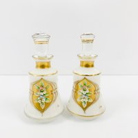 Vintage Boho Karaffe in Weiß Mit Goldmalerei Und Handgemalten Designs von Bharatkakhazana