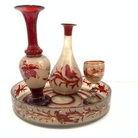 Vintage Milchglas Bird Design Ruby Red Gold Arbeitsplatte Mit Schnapsglas Und Vase Oder Karaffe von Bharatkakhazana