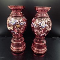 Vintage Rosa Glas Blumenvase Mit Floralen Motiven von Bharatkakhazana