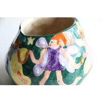 Keramik Feen Elfen Pixies Illustriert Vase Grün Rosa Blau Handgefertigt Wonky Geschenk Handgemachte Ton Bauchig Pinselbecher Behälter Keramik Feen Elfen Pixies Illustriert Vase Grün Rosa Blau Handgefertigt Wonky Geschenk Handgemachte Ton Bauchig Pinselbecher Behälter von Biberklau