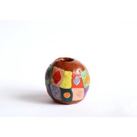 Keramikvase Runde Kugelform Roter Ton Bunte Muster Handgemacht Regenbogenfarben Karomuster Mittelalterlich Rustikal Volkskunst Rot Blau Keramikvase Runde Kugelform Roter Ton Bunte Muster Handgemacht Regenbogenfarben Karomuster Mittelalterlich Rustikal Volkskunst Rot Blau von Biberklau