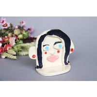 Wandaltar Regal Keramik Frau Büste Handarbeit Setzkasten Hängend Ton Schrein Schwarz Rosa Pastell Wandaltar Regal Keramik Frau Büste Handarbeit Setzkasten Hängend Ton Schrein Schwarz Rosa Pastell von Biberklau