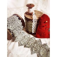 Dekorative Breite Spitze Auf Holzspule von BibisShabbyChicShop