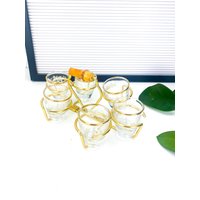 Mid Century Schnapsgläser Set Im Träger, Vintage Barware Set, Goldrand, Weinreben Muster, 60Er Jahre Design Mid Century Schnapsgläser Set Im Träger, Vintage Barware Set, Goldrand, Weinreben Muster, 60Er Jahre Design von Bibivin