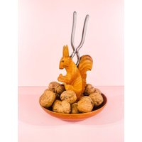 Nussknacker Mit Nussschale in Form Eines Eichhörnchens Geschnitzt Aus Holz Nussknacker Mit Nussschale in Form Eines Eichhörnchens Geschnitzt Aus Holz von Bibivin