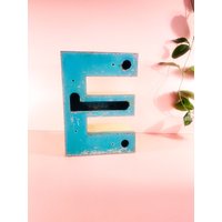 Reklame Buchstabe E Vintage, Hellblau Weiß, Leuchtreklame Reklame Buchstabe E Vintage, Hellblau Weiß, Leuchtreklame von Bibivin