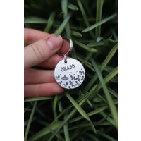 Personalisierte Hand Gestempelt Biene Und Blumendruck Metall Katze Hund Haustier Halsband Id Namensschild Mit Telefonnummer Auf Der Rückseite Personalisierte Hand Gestempelt Biene Und Blumendruck Metall Katze Hund Haustier Halsband Id Namensschild Mit Telefonnummer Auf Der Rückseite von Bibolett