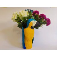 Pappmaché Ara Vase, Moema von BichoSoltoStudio