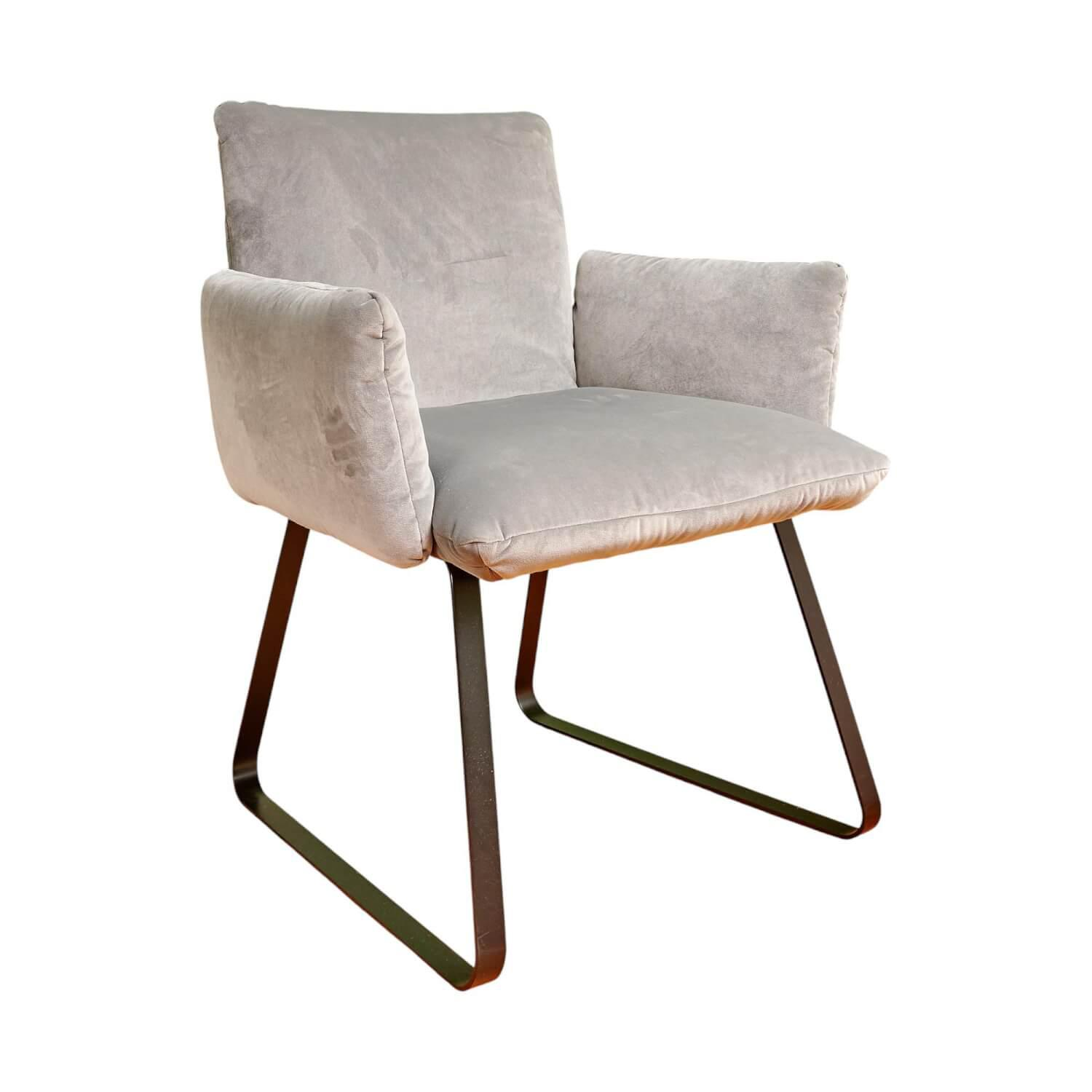 Stuhl Heaven Dining Mit Armlehnen Stoff City Velvet Reloaded Grau Kufe Metall Sc... von Bielefelder Werkstätten