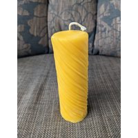 Stumpenkerze Mit Gerillter Struktur in Der Höhe Von 13cm Und 4.5 cm Durchmesser Aus Reinem Bienenwachs Stumpenkerze Mit Gerillter Struktur in Der Höhe Von 13cm Und 4.5 cm Durchmesser Aus Reinem Bienenwachs von Bienenhexe