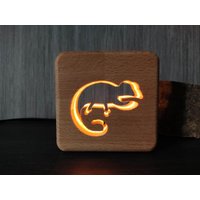Chamäleon Holz Deko - Led Nachtlicht Tischlicht Chameleon Usb-C von BigHeadWood