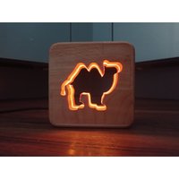 Kamel Holz Deko - Led Nachtlicht Tischlicht Camel Usb-C Kamel Holz Deko - Led Nachtlicht Tischlicht Camel Usb-C von BigHeadWood