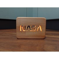 Nasa Holz Led Nachtlicht/Tischlicht - Deko Nachlicht- Usb-C Nasa Holz Led Nachtlicht/Tischlicht - Deko Nachlicht- Usb-C von BigHeadWood