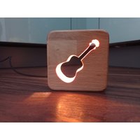 Ukulele Holz Deko - Led Nachtlicht Tischlicht Guitar Usb-C Ukulele Holz Deko - Led Nachtlicht Tischlicht Guitar Usb-C von BigHeadWood