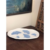 Handgemachte Handbemalte Vintage Blau Und Weiß Floral Keramik Tablett von BigWhaleConsignment