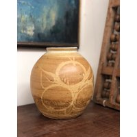 Handgemachte Vintage Erde Getönte Keramik Vase Mit Blumenmotiv von BigWhaleConsignment