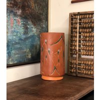 Vintage Mcm Keramik Ton Farbe Apstract Dekor Vase Menschen Posieren Handgemalt Handgeschnitzt Mexiko Mid Century Modern Retro von BigWhaleConsignment