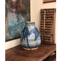 Vintage Studio Keramik Blau Gelb Tropf Glasur Details Blumen Dekor Vase Übertöpfer Home Decor Mid Century Modern Retro Deko Signiert von BigWhaleConsignment