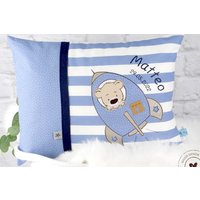 Personalisiertes Kinderkissen Zur Geburt Oder Taufe. Mit Teddy Und Rakete in Blau-Weiß Aus Baumwollstoff .namenskissen Personalisiertes Kinderkissen Zur Geburt Oder Taufe. Mit Teddy Und Rakete in Blau-Weiß Aus Baumwollstoff .namenskissen von BiggisDesign