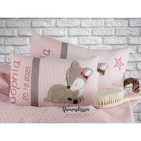 Sofortkauf, Personalisiertes Kinderkissen Zur Geburt Oder Taufe. Mit Dem Motiv Reh in Rosa-Beige Aus Baumwollstoff Sofortkauf, Personalisiertes Kinderkissen Zur Geburt Oder Taufe. Mit Dem Motiv Reh in Rosa-Beige Aus Baumwollstoff von BiggisDesign