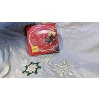 Vintage Mikasa Kristall Weihnachtskonfekt Teller Mit Gehäkelten Schneeflocken von BijouxteriaGoods