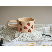 Erdbeerfelder Handgefertigte Keramiktasse Rustikale Keramik Mit Handbemaltem Fruchtmotiv - Kunsthandwerkliche Tasse, Tasse Obstmotiv, Einzigartiges von BilaGlyna