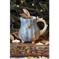 Große Blaue Handgemachte Keramik Kürbis Tasse Becher Mit Hirschgeweih Rabe Herbst Vogel Und Goldenen Sternen Designer 430 Ml von BilberryForest