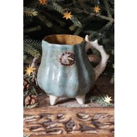 Handbemalte Keramiktasse Zwei Vögel Betrachten Eine Libelle Auf Einer Blume. Grüne Kürbis Tasse Mit Reh Geweih Henkel. Designer 350 Ml Handbemalte Keramiktasse Zwei Vögel Betrachten Eine Libelle Auf Einer Blume. Grüne Kürbis Tasse Mit Reh Geweih Henkel. Designer 350 Ml von BilberryForest