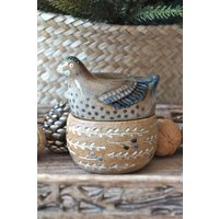 Handgefertigte Keramikdose Vogel Im Nest. Ostern Geschenk Salzstreuer/Zuckerdose/Schmuckdose. Schüssel in Form Eines Huhns, Das Auf Einem Nest Sitzt von BilberryForest