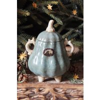 Handgemachte Keramikdose Mit Einem Rabe, Der Einen Goldenen Stern Hält. Zuckerdose, Kaffee - Und Teedose in Form Eines Kürbises Rehgeweih Griffen Handgemachte Keramikdose Mit Einem Rabe, Der Einen Goldenen Stern Hält. Zuckerdose, Kaffee - Und Teedose in Form Eines Kürbises Rehgeweih Griffen von BilberryForest