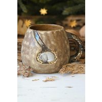 Handgemachte Keramiktasse Mit Einem Schlafenden Dachs in Einer Höhle. Braune Tasse Tier, Goldenen Zweigen Und Sternen. 250 Ml von BilberryForest