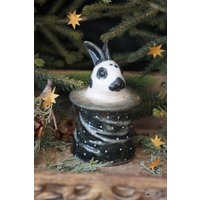 Handgemachte Weihnachtskugel Des Schwarzen Und Weißen Hasen Im Zylinder. Keramik Designer Christbaumschmuck. Innen Hängende Dekoration von BilberryForest