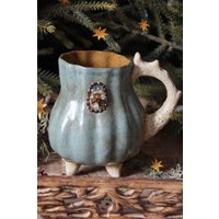 Keramiktasse Mit Einem Rabe, Goldenem Mond Und Motten. Tasse Einzigartiger Handbemalung. Waldtasse Hirschgeweihgriff. Designer 430 Ml Keramiktasse Mit Einem Rabe, Goldenem Mond Und Motten. Tasse Einzigartiger Handbemalung. Waldtasse Hirschgeweihgriff. Designer 430 Ml von BilberryForest