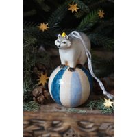 Sammlerstück Handgefertigte Weihnachtsbaum Spielzeug Zirkus Waschbär Auf Einer Kugel. Hängende Dekoration. Keramik Miniatur Statuette Eines von BilberryForest