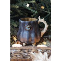 Schwarze Keramiktasse Mit Einem Vogel Und Griff in Form Eines Hirschgeweihs. Handgefertigte Tasse Rabe Goldenen Beeren. Designer 350 Ml Schwarze Keramiktasse Mit Einem Vogel Und Griff in Form Eines Hirschgeweihs. Handgefertigte Tasse Rabe Goldenen Beeren. Designer 350 Ml von BilberryForest