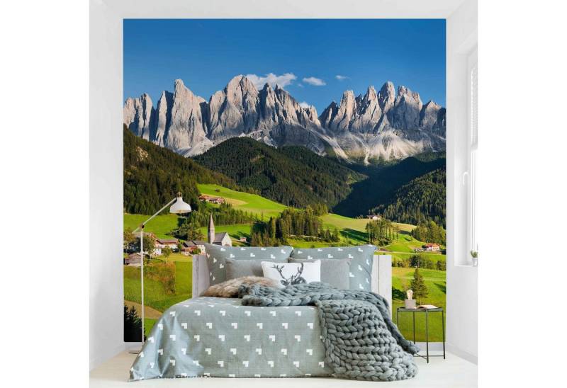 Bilderdepot24 Fototapete Wald Geislerspitzen Südtirol Natur Landschaft Waldtapete Bäume, Glatt, Matt, (Vliestapete inkl. Kleister oder selbstklebend), Wohnzimmer Schlafzimmer Küche Flur Motivtapete Vliestapete Wandtapete von Bilderdepot24