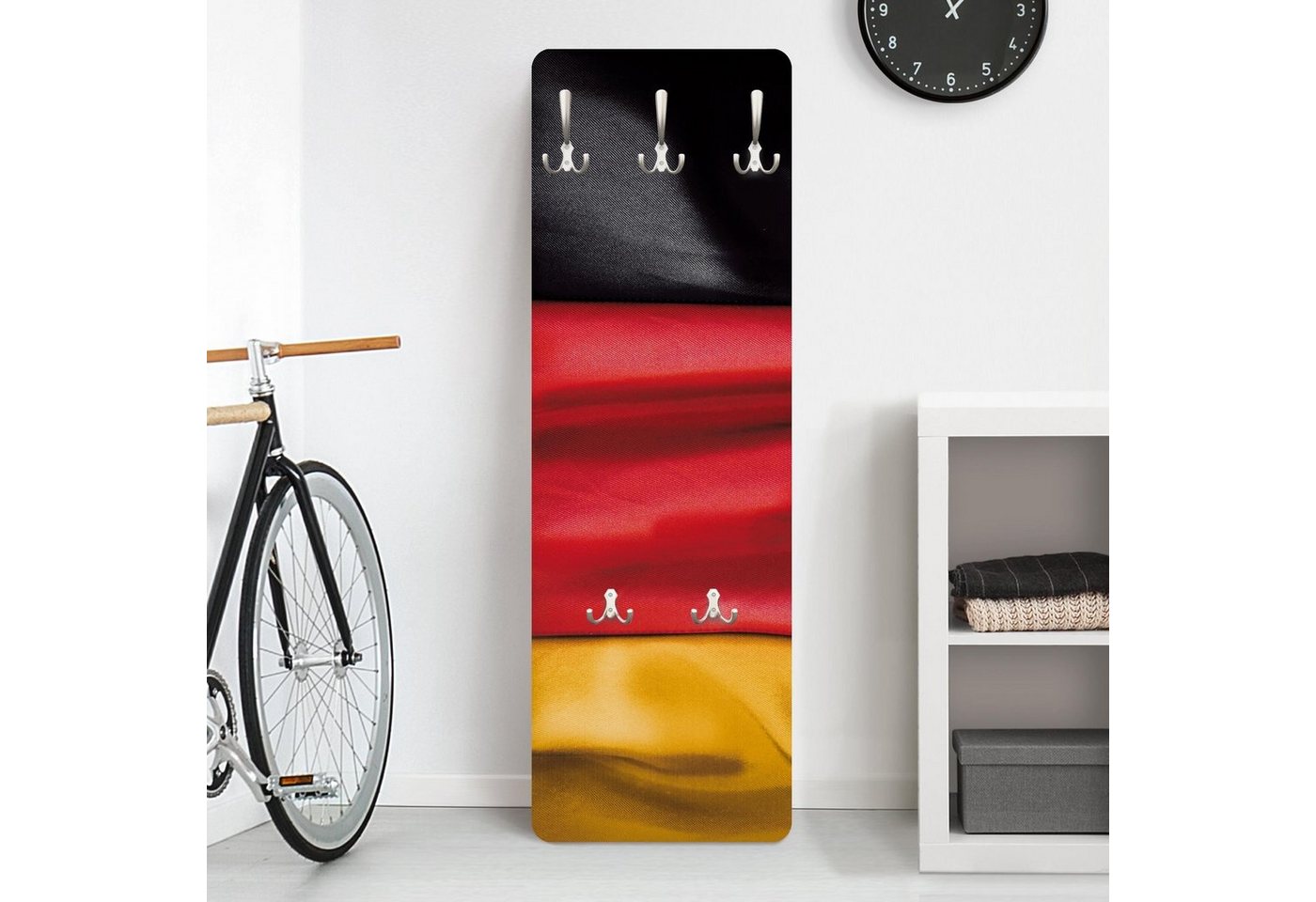 Bilderdepot24 Garderobenpaneel Design Sport Deutschlandfahne geschwungen (ausgefallenes Flur Wandpaneel mit Garderobenhaken Kleiderhaken hängend), moderne Wandgarderobe - Flurgarderobe im schmalen Hakenpaneel Design von Bilderdepot24