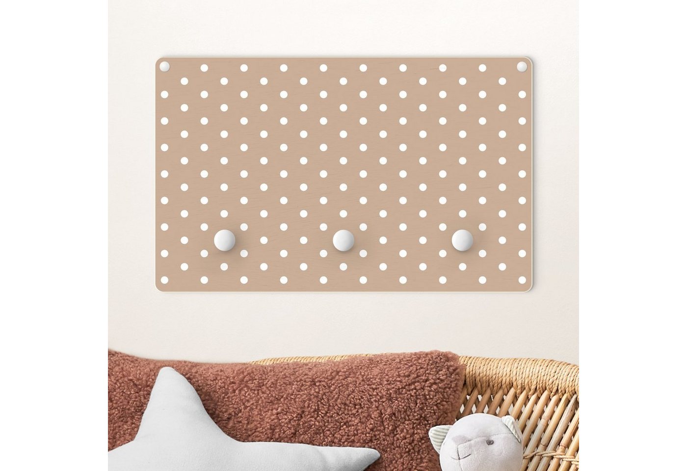 Bilderdepot24 Garderobenpaneel beige Illustration Muster Weiße Punkte auf Cappuccino (Kindergarderobe Holz Kleiderhaken für die Wand inkl. Montagematerial), moderne Wand Garderobenleiste Flur - kleine Hakenleiste Kinderzimmer von Bilderdepot24